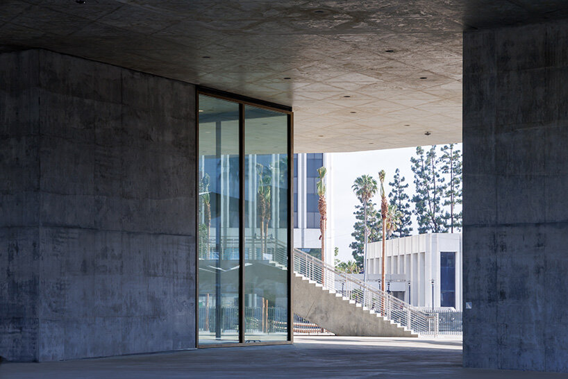Сначала загляните внутрь новой галереи Lacma, спроектированные Zumthor, через призму Ивана Баана