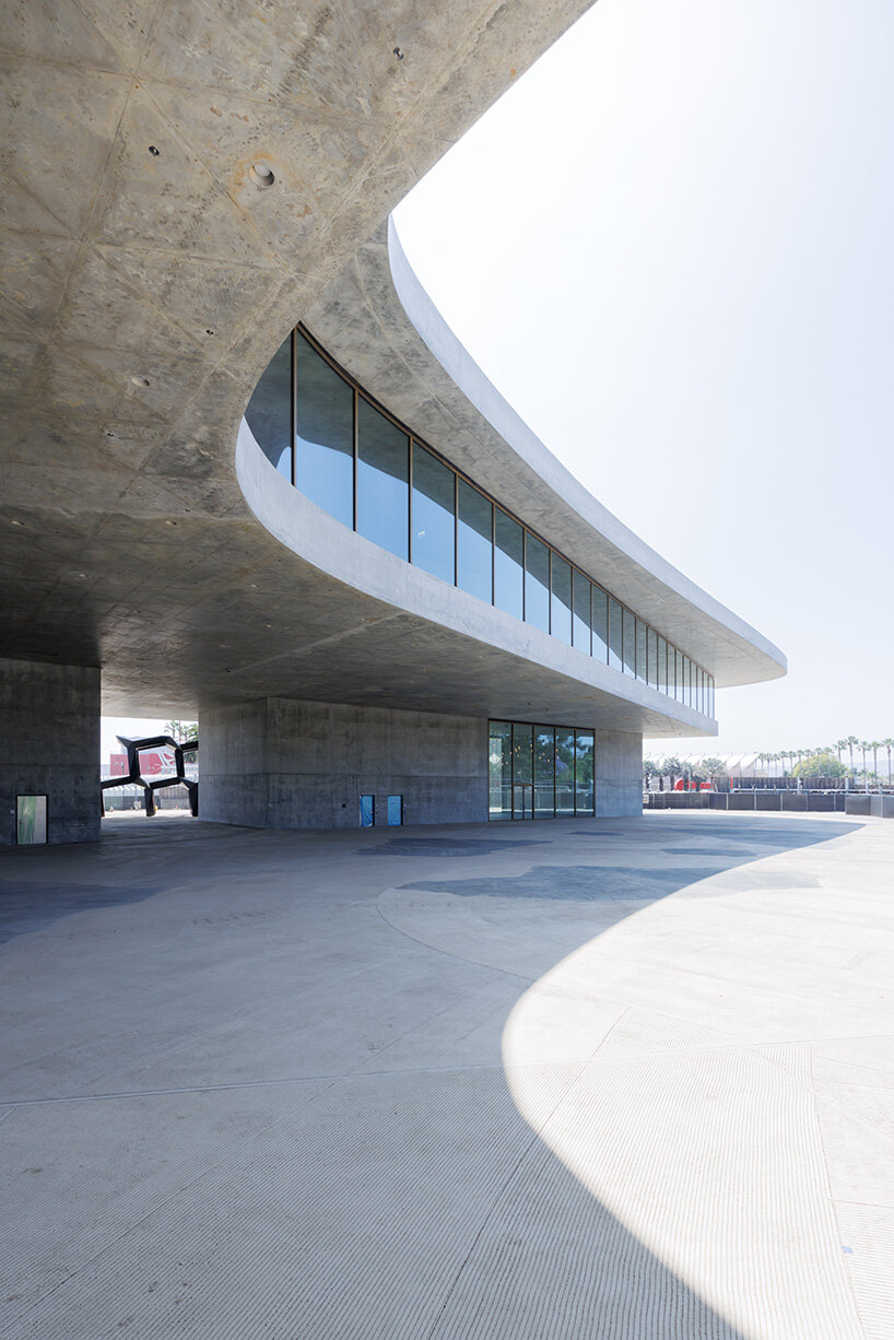 Сначала загляните внутрь новой галереи Lacma, спроектированные Zumthor, через призму Ивана Баана