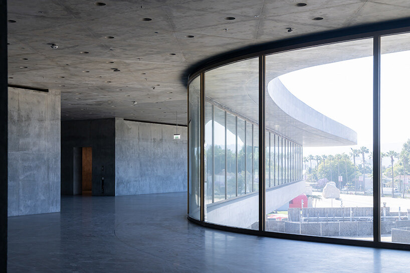 Сначала загляните внутрь новой галереи Lacma, спроектированные Zumthor, через призму Ивана Баана
