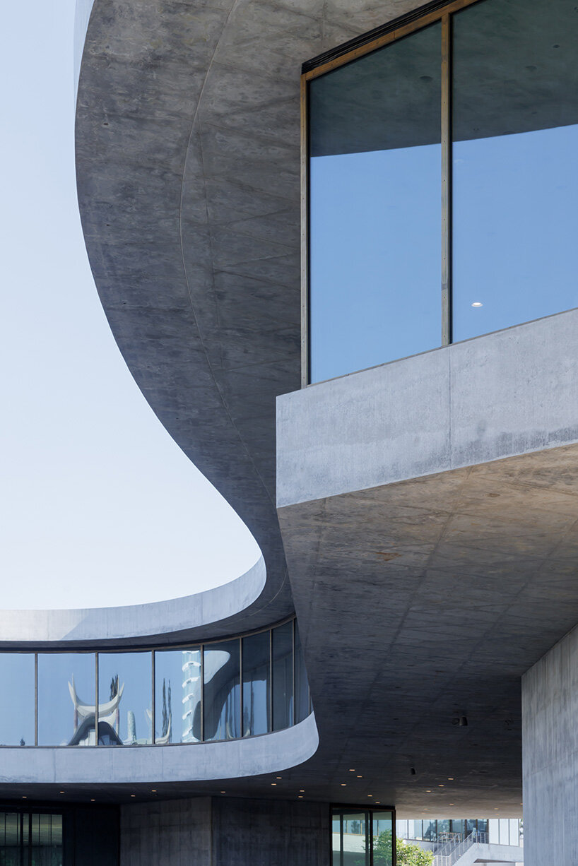 Сначала загляните внутрь новой галереи Lacma, спроектированные Zumthor, через призму Ивана Баана