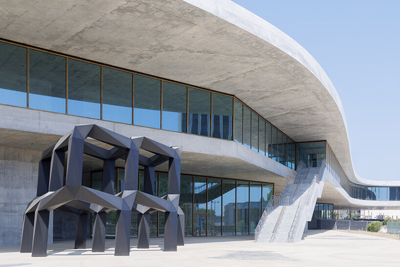 Сначала загляните внутрь новой галереи Lacma, спроектированные Zumthor, через призму Ивана Баана