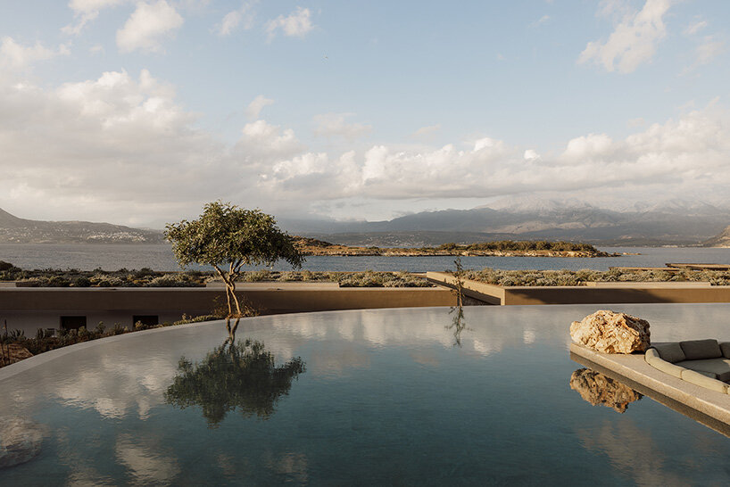Block722 Sculpts JW Marriott's Crete Resort в ландшафт, используя камень с сайта