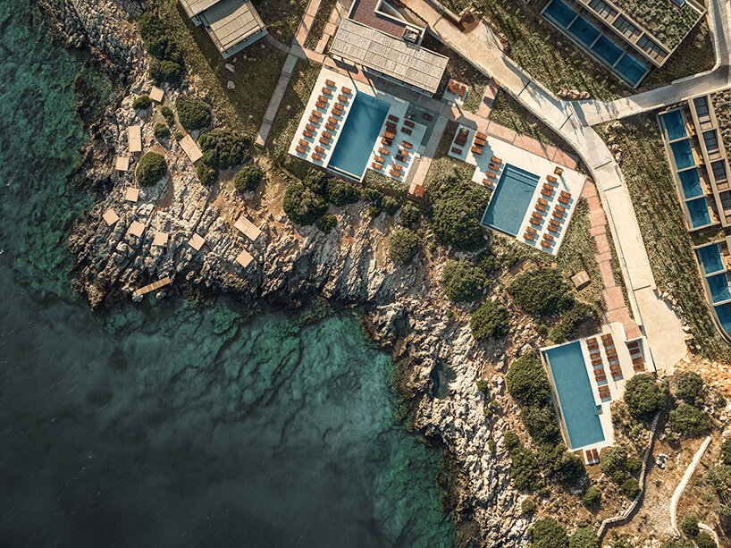 Block722 Sculpts JW Marriott's Crete Resort в ландшафт, используя камень с сайта