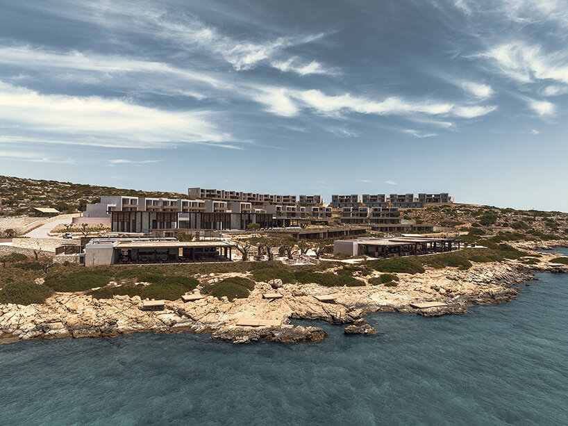 Block722 Sculpts JW Marriott's Crete Resort в ландшафт, используя камень с сайта