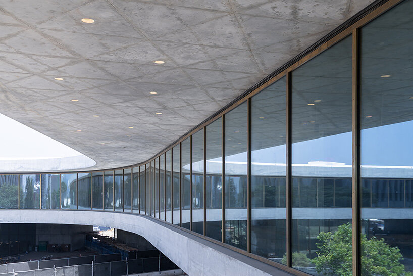 Сначала загляните внутрь новой галереи Lacma, спроектированные Zumthor, через призму Ивана Баана