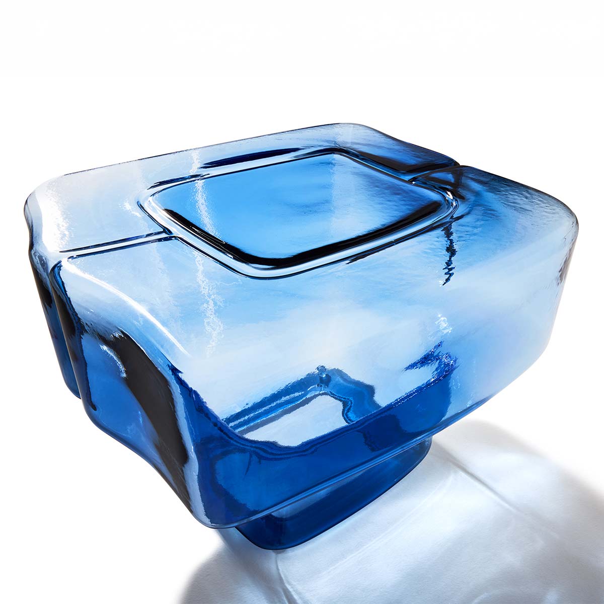 5_CASSINA_Fluid-Joinery-–-Side-Table-I_Linde-Freya-Tangelder_ph_Luca-Merli