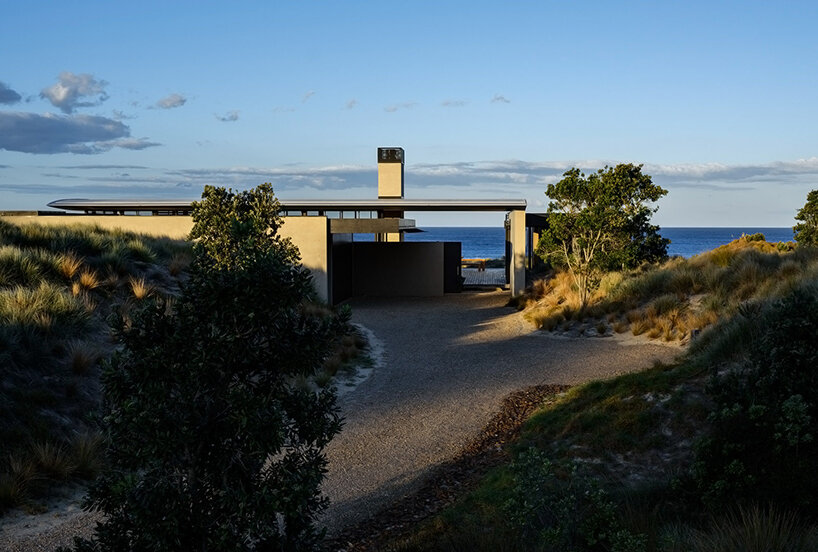 Olson Kundig создает новозеландскую береговую линию с современным пляжным домом 'te whare tupu kirikiri'