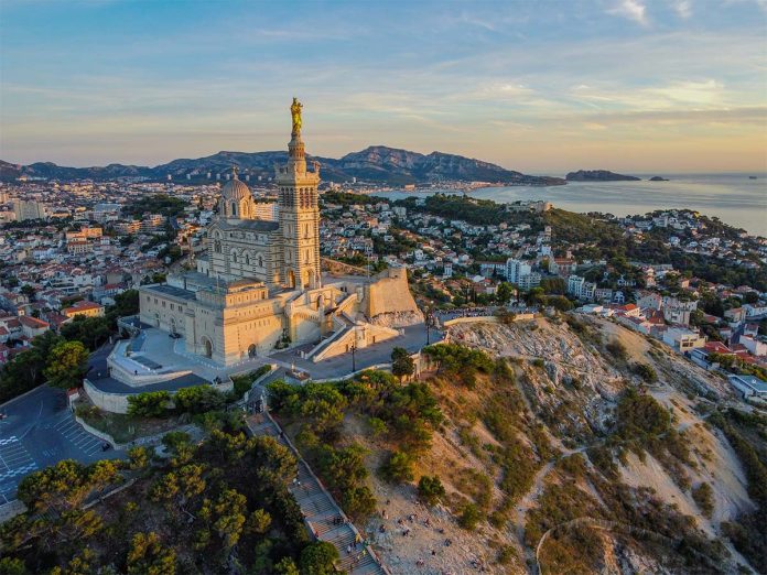 Centro Storico, Porto di Marsiglia e Basilica di Notre -Dame de la Garde - Фото © iurii dzivinskyi