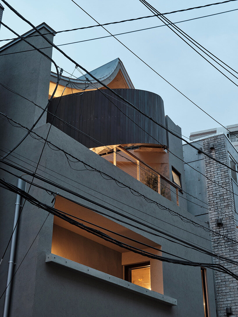 Полуцилиндрическая крыша приносит дневной свет в трехэтажную резиденцию AOIM в Токио