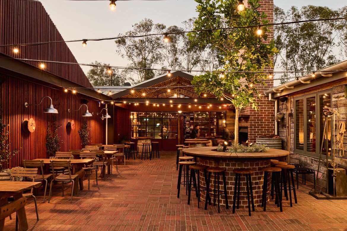 Techne Reving Kinross Pub с ностальгическим дизайном