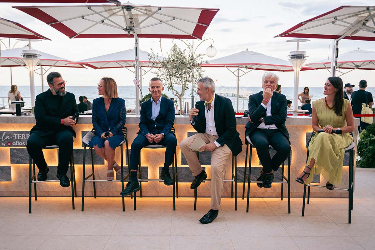 IL Talk Organizzato Da Ifdm A Venezia alla Terrazza от Atlas Concorde. Da Sinistra: Firas alsahin/4 Space, Erika Rastelli/Aran World, Maurizio Mazzotti/генеральный директор Atlas Concorde, Ruben Modigliani/Ifdm, Massimo iosa ghini/iosa Ghini Associati, Francesca Moroni/Park Associati
