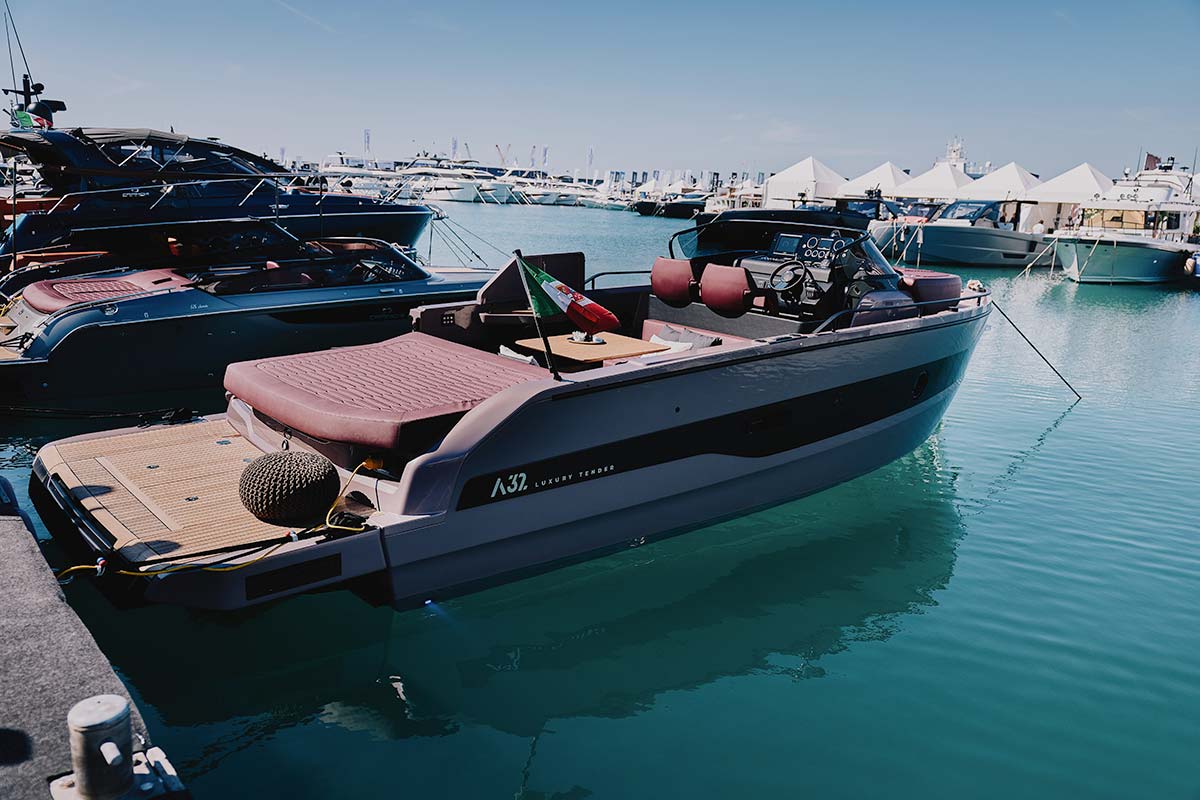 Роскошный тендер A32 от Cranchi Yachts