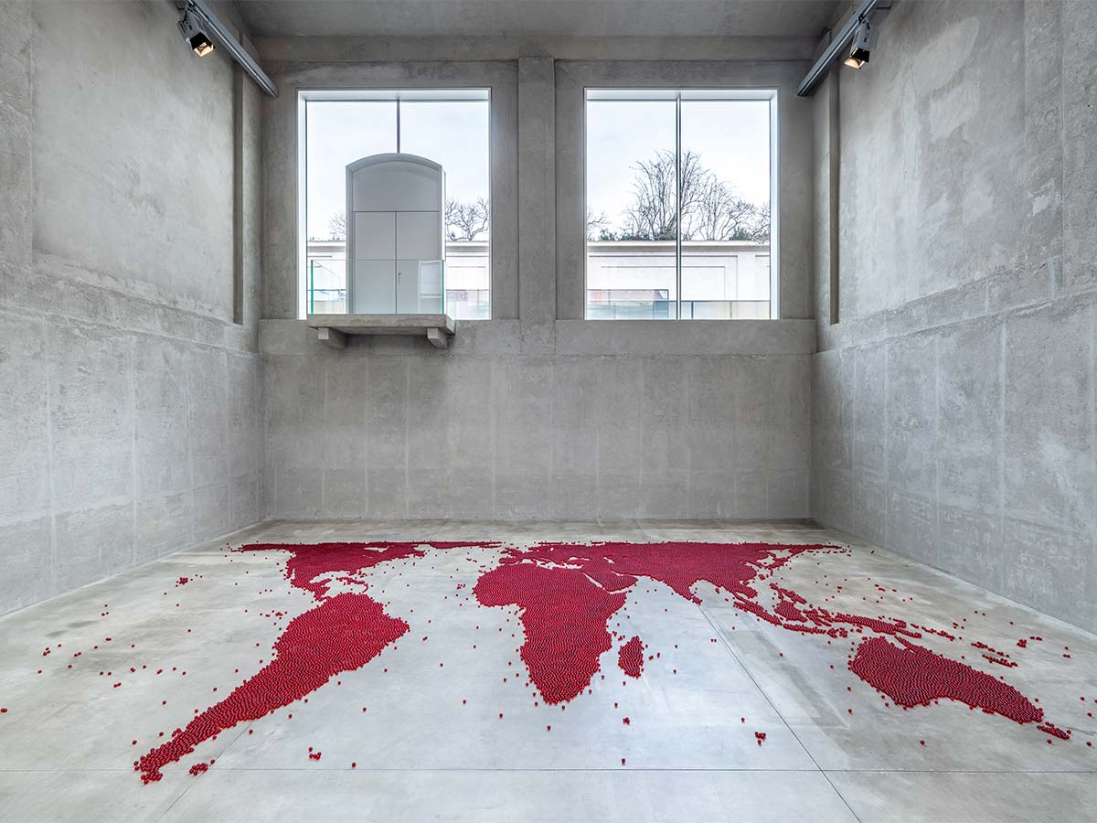 Карта (красная), 2026 г. Автор: Мона Хатум. Фото © Roberto Marossi, любезно предоставлено Fondazione Prada.