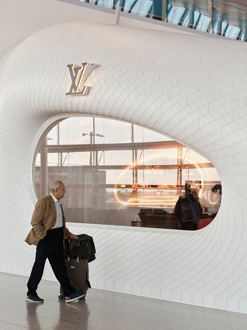 Марк Форнес / THEVERYMANY построили кафе и магазин Louis Vuitton в стиле фюзеляжа в Хитроу
