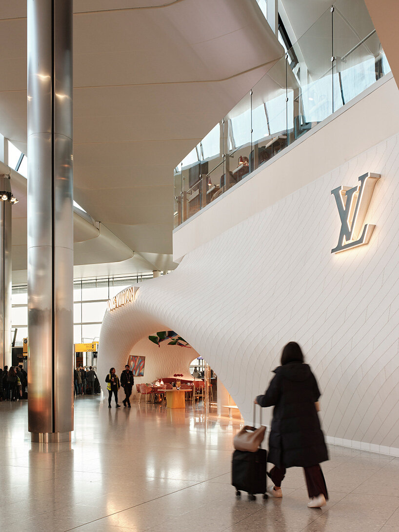 Марк Форнес / THEVERYMANY построили кафе и магазин Louis Vuitton в стиле фюзеляжа в Хитроу