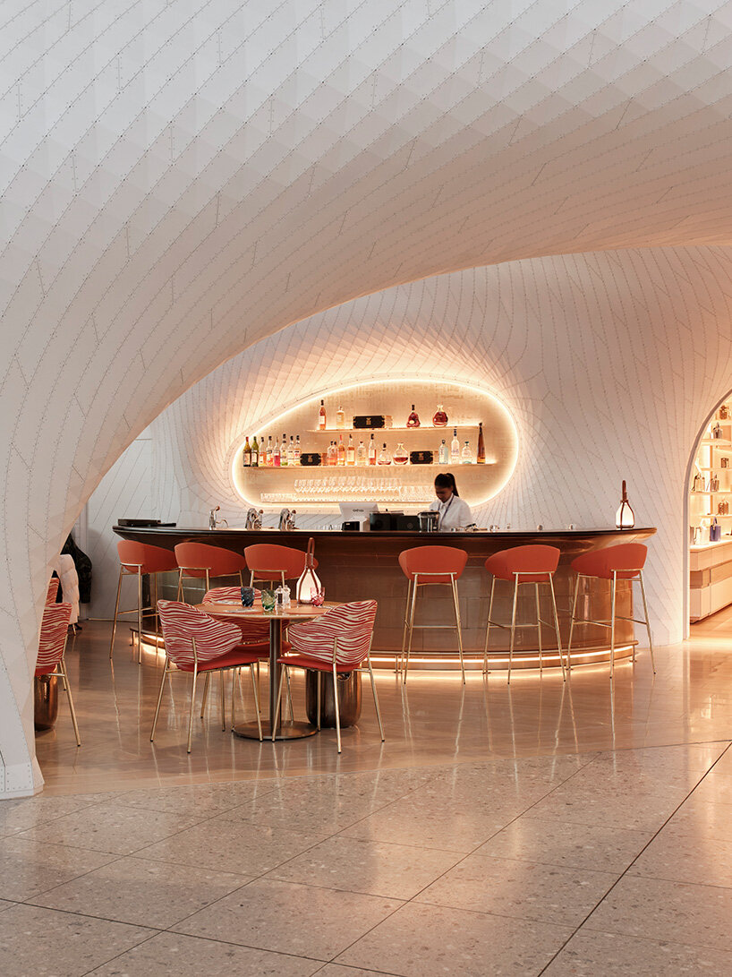 Марк Форнес / THEVERYMANY построили кафе и магазин Louis Vuitton в стиле фюзеляжа в Хитроу