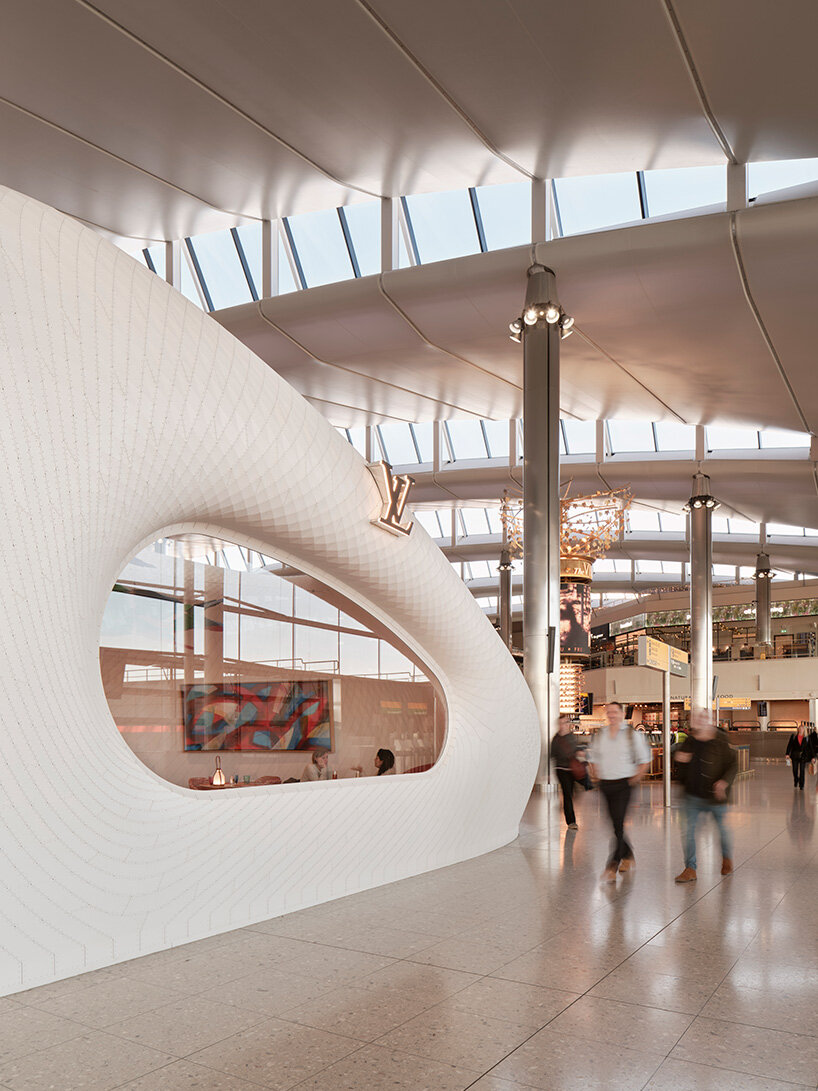 Марк Форнес / THEVERYMANY построили кафе и магазин Louis Vuitton в стиле фюзеляжа в Хитроу