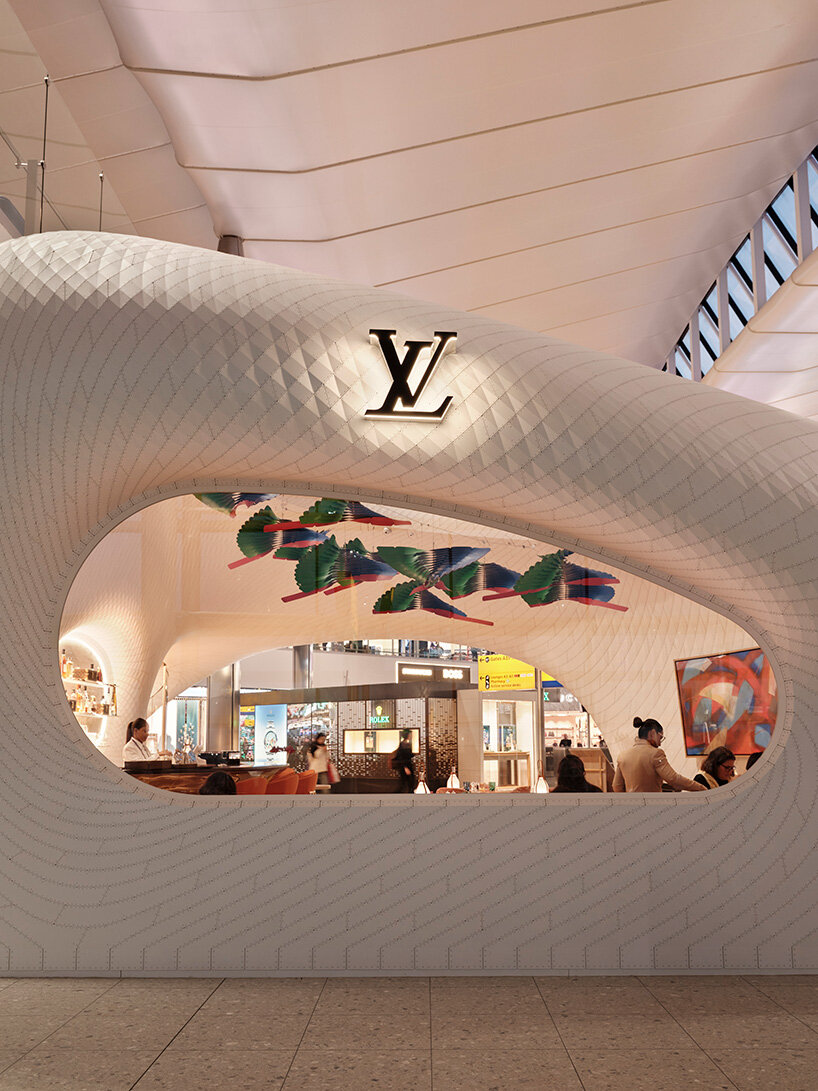 Марк Форнес / THEVERYMANY построили кафе и магазин Louis Vuitton в стиле фюзеляжа в Хитроу