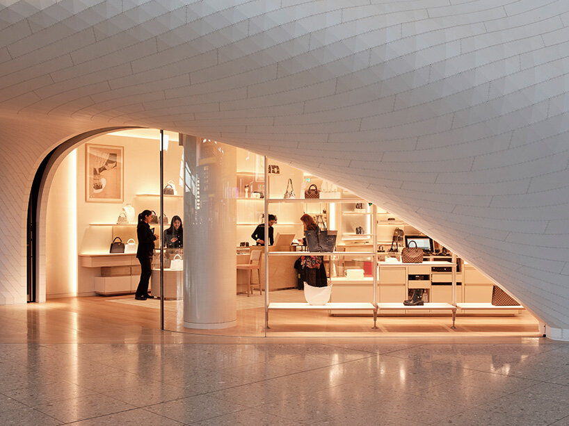Марк Форнес / THEVERYMANY построили кафе и магазин Louis Vuitton в стиле фюзеляжа в Хитроу