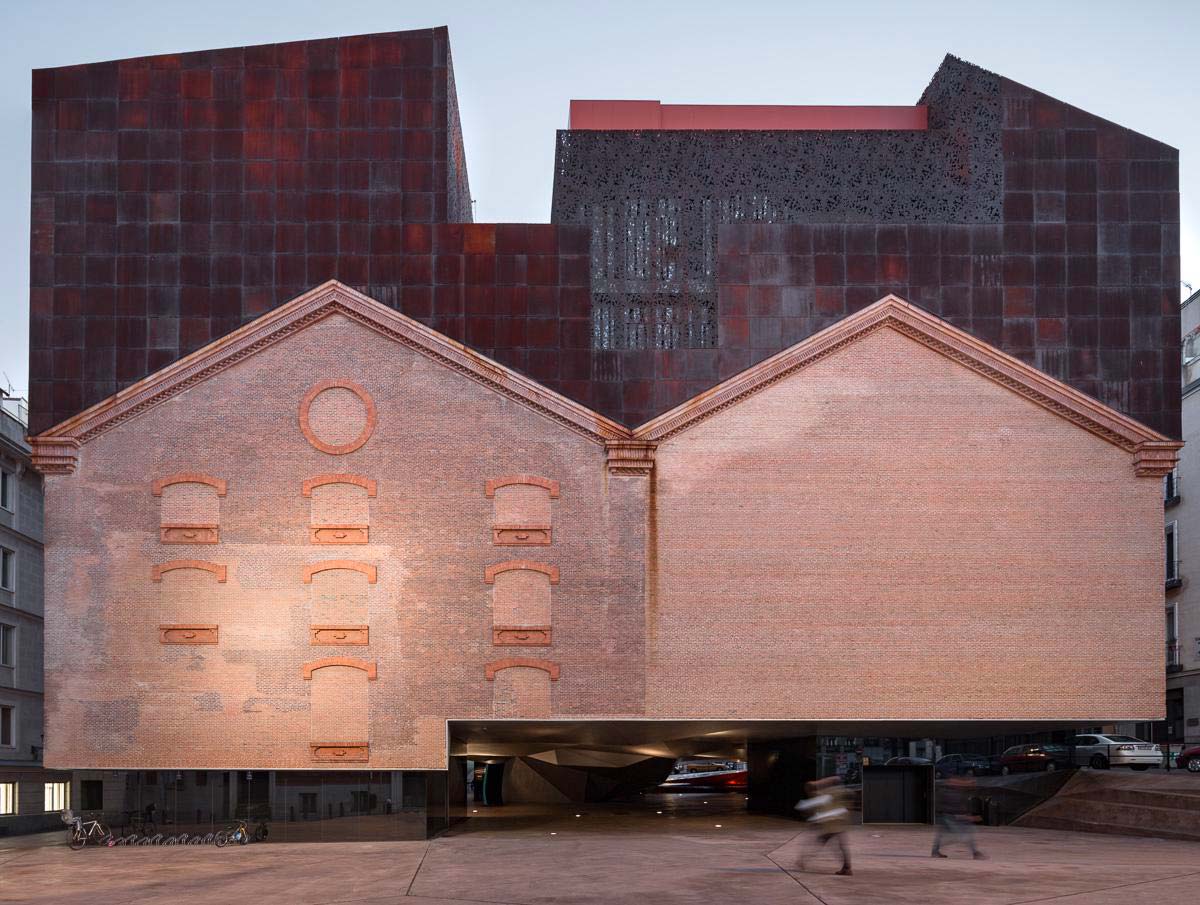 Фасад CaixaForum, спроектированный Herzog & de Meuron - Фото © Simon Garcia – Arqfoto