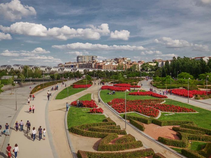 Парк Мадрид-Рио, с мостом Понте-Аргансуэла на фоне - Фото © Ponte Arganzuela