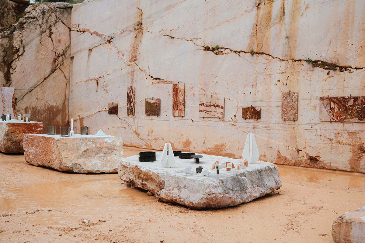 Nelle immagini, lacollezione Kimano Design inserita nello сценарий della Cava di Diaspro di Custonaci: «un Dialogo Silenzioso tra l'energia primitiva della Terra e le Linee Raffinate di Kimano» арт-директор Габриэле Д'Анджело - Фото © Chiara Pugliesi